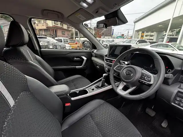 ダイハツ ロッキー プレミアム G 熊本県 2024(令6)年 1万km ブラックマイカメタリック ワンオーナー/純正9インチナビ(NSZN-Y70D)/【フルセグTV/Bluetooth/CD/DVD】/全方位カメラ/バックカメラ/レーダークルーズコントロール/衝突軽減システム/コーナーセンサー/レーンアシスト/ブレーキホールド/純正１７インチAW/オートLEDライト/オートハイビーム/アイドリングストップ/シートヒーター/ウィンカーミラー/ステアリングスイッチ/プッシュスタート/スマートキー/純正フロアマット/横滑り防止装置/ABS/盗難防止装置/保証書/取扱説明書/スペアキー