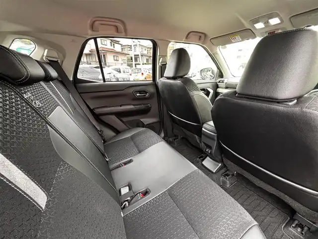 ダイハツ ロッキー プレミアム G 熊本県 2024(令6)年 1万km ブラックマイカメタリック ワンオーナー/純正9インチナビ(NSZN-Y70D)/【フルセグTV/Bluetooth/CD/DVD】/全方位カメラ/バックカメラ/レーダークルーズコントロール/衝突軽減システム/コーナーセンサー/レーンアシスト/ブレーキホールド/純正１７インチAW/オートLEDライト/オートハイビーム/アイドリングストップ/シートヒーター/ウィンカーミラー/ステアリングスイッチ/プッシュスタート/スマートキー/純正フロアマット/横滑り防止装置/ABS/盗難防止装置/保証書/取扱説明書/スペアキー