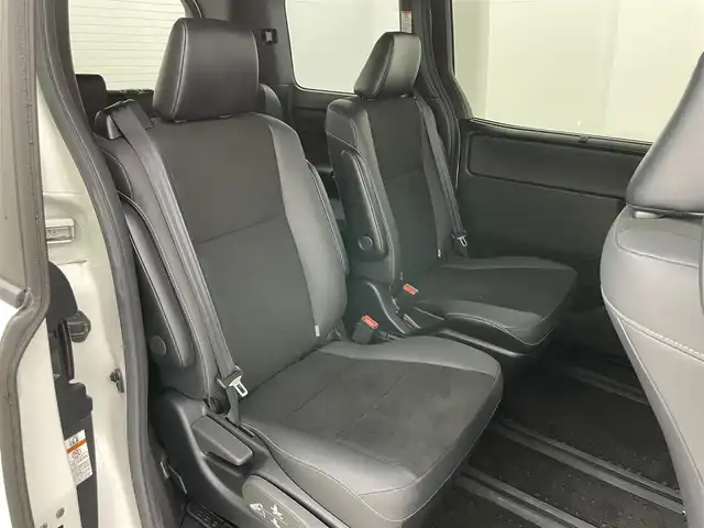 トヨタ ノア Si ダブルバイビーⅡ 岡山県 2020(令2)年 3.7万km ホワイトパールクリスタルシャイン 純正１０インチナビ(NSZN-Z68T)/(CD/DVD/フルセグ/BT/USB)/バックカメラ/両側電動スライドドア/ドライブレコーダー/ビルトインＥＴＣ/クルーズコントロール/衝突軽減ブレーキ/コーナーセンサー（前/後）/レーンキープアシスト/ＬＥＤヘッドライト/オートハイビーム/フォグランプ/ハーフレザーシート/スマートキー×2/取扱説明書/ナビ取扱説明書