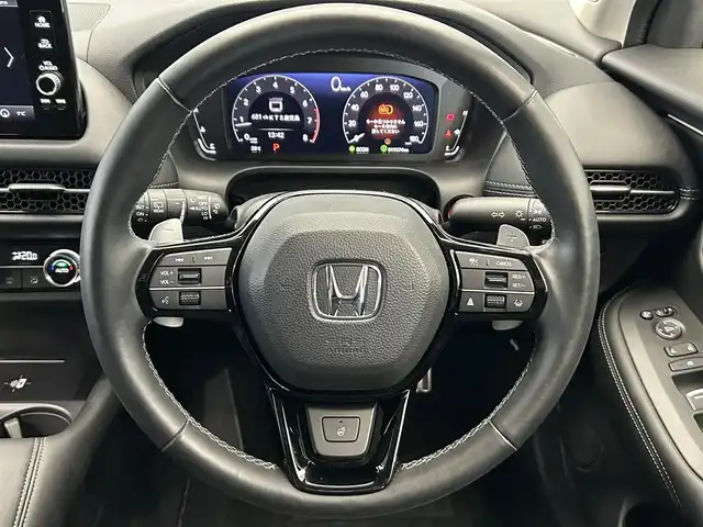 ホンダ ＺＲ－Ｖ Z 鹿児島県 2024(令6)年 2万km プラチナホワイトパール ディスプレイオーディオ(ナビ機能付)/(フルセグTV/Bluetooth/AppleCarPlay/AndroidAuto)/マルチビューカメラシステム/前席シートヒーター/ステアリングヒーター/Honda SENSING/　・衝突軽減ブレーキ（CMBS）/　・先行車発進お知らせ機能/　・歩行者事故低減ステアリング/　・路外逸脱抑制機能/　・標識認識機能/　・渋滞追従機能付アダプティブクルーズコントロール（ACC）/　・車線維持支援システム（LKAS）/　・トラフィックジャムアシスト（渋滞運転支援機能）/　・ブラインドスポットインフォメーション/　・誤発進抑制機能/　・後方誤発進抑制機能/　・近距離衝突軽減ブレーキ/　・パーキングセンサーシステム/　・後退出庫サポート/　・アダプティブドライビングビーム/ハンズフリーアクセスパワーテールゲート/ワイヤレス充電/ドライブレコーダー/ETC2.0/LEDヘッドライト/純正アルミホイール/純正フロアマット