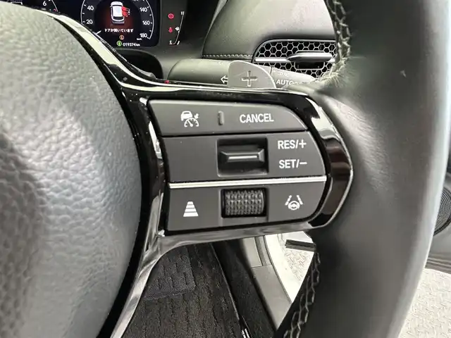 ホンダ ＺＲ－Ｖ Z 鹿児島県 2024(令6)年 2万km プラチナホワイトパール ディスプレイオーディオ(ナビ機能付)/(フルセグTV/Bluetooth/AppleCarPlay/AndroidAuto)/マルチビューカメラシステム/前席シートヒーター/ステアリングヒーター/Honda SENSING/　・衝突軽減ブレーキ（CMBS）/　・先行車発進お知らせ機能/　・歩行者事故低減ステアリング/　・路外逸脱抑制機能/　・標識認識機能/　・渋滞追従機能付アダプティブクルーズコントロール（ACC）/　・車線維持支援システム（LKAS）/　・トラフィックジャムアシスト（渋滞運転支援機能）/　・ブラインドスポットインフォメーション/　・誤発進抑制機能/　・後方誤発進抑制機能/　・近距離衝突軽減ブレーキ/　・パーキングセンサーシステム/　・後退出庫サポート/　・アダプティブドライビングビーム/ハンズフリーアクセスパワーテールゲート/ワイヤレス充電/ドライブレコーダー/ETC2.0/LEDヘッドライト/純正アルミホイール/純正フロアマット
