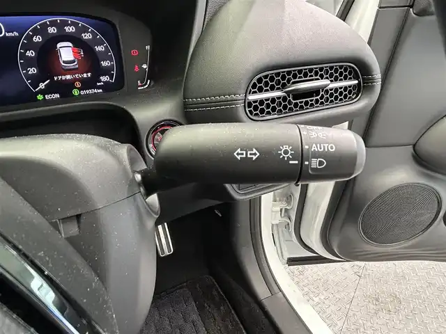 ホンダ ＺＲ－Ｖ Z 鹿児島県 2024(令6)年 2万km プラチナホワイトパール ディスプレイオーディオ(ナビ機能付)/(フルセグTV/Bluetooth/AppleCarPlay/AndroidAuto)/マルチビューカメラシステム/前席シートヒーター/ステアリングヒーター/Honda SENSING/　・衝突軽減ブレーキ（CMBS）/　・先行車発進お知らせ機能/　・歩行者事故低減ステアリング/　・路外逸脱抑制機能/　・標識認識機能/　・渋滞追従機能付アダプティブクルーズコントロール（ACC）/　・車線維持支援システム（LKAS）/　・トラフィックジャムアシスト（渋滞運転支援機能）/　・ブラインドスポットインフォメーション/　・誤発進抑制機能/　・後方誤発進抑制機能/　・近距離衝突軽減ブレーキ/　・パーキングセンサーシステム/　・後退出庫サポート/　・アダプティブドライビングビーム/ハンズフリーアクセスパワーテールゲート/ワイヤレス充電/ドライブレコーダー/ETC2.0/LEDヘッドライト/純正アルミホイール/純正フロアマット