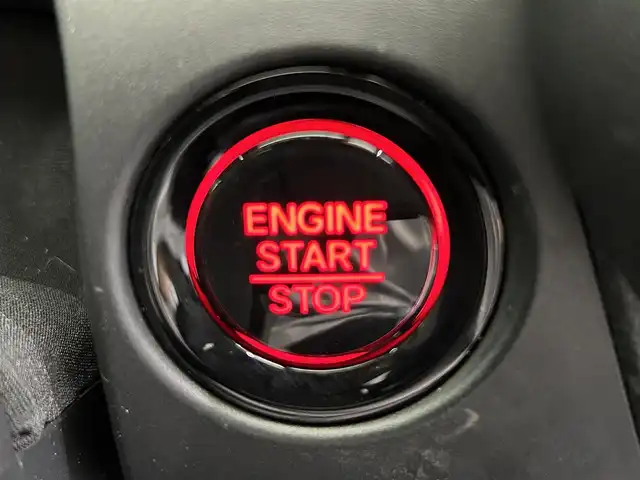 ホンダ ＺＲ－Ｖ Z 鹿児島県 2024(令6)年 2万km プラチナホワイトパール ディスプレイオーディオ(ナビ機能付)/(フルセグTV/Bluetooth/AppleCarPlay/AndroidAuto)/マルチビューカメラシステム/前席シートヒーター/ステアリングヒーター/Honda SENSING/　・衝突軽減ブレーキ（CMBS）/　・先行車発進お知らせ機能/　・歩行者事故低減ステアリング/　・路外逸脱抑制機能/　・標識認識機能/　・渋滞追従機能付アダプティブクルーズコントロール（ACC）/　・車線維持支援システム（LKAS）/　・トラフィックジャムアシスト（渋滞運転支援機能）/　・ブラインドスポットインフォメーション/　・誤発進抑制機能/　・後方誤発進抑制機能/　・近距離衝突軽減ブレーキ/　・パーキングセンサーシステム/　・後退出庫サポート/　・アダプティブドライビングビーム/ハンズフリーアクセスパワーテールゲート/ワイヤレス充電/ドライブレコーダー/ETC2.0/LEDヘッドライト/純正アルミホイール/純正フロアマット