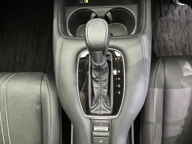 ホンダ ＺＲ－Ｖ Z 鹿児島県 2024(令6)年 2万km プラチナホワイトパール ディスプレイオーディオ(ナビ機能付)/(フルセグTV/Bluetooth/AppleCarPlay/AndroidAuto)/マルチビューカメラシステム/前席シートヒーター/ステアリングヒーター/Honda SENSING/　・衝突軽減ブレーキ（CMBS）/　・先行車発進お知らせ機能/　・歩行者事故低減ステアリング/　・路外逸脱抑制機能/　・標識認識機能/　・渋滞追従機能付アダプティブクルーズコントロール（ACC）/　・車線維持支援システム（LKAS）/　・トラフィックジャムアシスト（渋滞運転支援機能）/　・ブラインドスポットインフォメーション/　・誤発進抑制機能/　・後方誤発進抑制機能/　・近距離衝突軽減ブレーキ/　・パーキングセンサーシステム/　・後退出庫サポート/　・アダプティブドライビングビーム/ハンズフリーアクセスパワーテールゲート/ワイヤレス充電/ドライブレコーダー/ETC2.0/LEDヘッドライト/純正アルミホイール/純正フロアマット