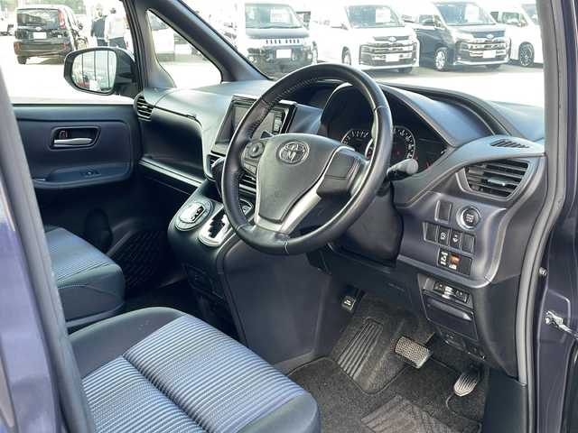 トヨタ ノア Si 道東・釧路十勝 2015(平27)年 7.6万km ダークバイオレットマイカメタリック ・4WD/・ワンオーナー/・寒冷地仕様/・ALPINESDメモリナビ/（BT・CD・DVD・USB・フルセグ・ラジオ）/・社外テレビキャンセラー/・アルパイン10.1インチフリップダウンモニター/・バックカメラ/・片側パワースライドドア/・スマートキー/・プッシュスタート/・MTモード付AT/・ETC/・LEDヘッドライト/・フォグライト/・オートライト/・アイドリングストップ/・純正フロアマット/・ドアバイザー/・純正16インチアルミホイール