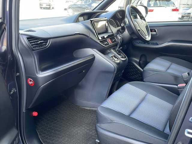 トヨタ ノア Si 道東・釧路十勝 2015(平27)年 7.6万km ダークバイオレットマイカメタリック ・4WD/・ワンオーナー/・寒冷地仕様/・ALPINESDメモリナビ/（BT・CD・DVD・USB・フルセグ・ラジオ）/・社外テレビキャンセラー/・アルパイン10.1インチフリップダウンモニター/・バックカメラ/・片側パワースライドドア/・スマートキー/・プッシュスタート/・MTモード付AT/・ETC/・LEDヘッドライト/・フォグライト/・オートライト/・アイドリングストップ/・純正フロアマット/・ドアバイザー/・純正16インチアルミホイール