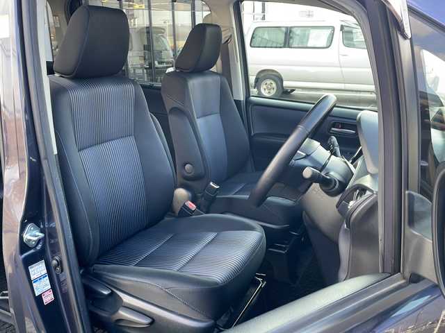 トヨタ ノア Si 道東・釧路十勝 2015(平27)年 7.6万km ダークバイオレットマイカメタリック ・4WD/・ワンオーナー/・寒冷地仕様/・ALPINESDメモリナビ/（BT・CD・DVD・USB・フルセグ・ラジオ）/・社外テレビキャンセラー/・アルパイン10.1インチフリップダウンモニター/・バックカメラ/・片側パワースライドドア/・スマートキー/・プッシュスタート/・MTモード付AT/・ETC/・LEDヘッドライト/・フォグライト/・オートライト/・アイドリングストップ/・純正フロアマット/・ドアバイザー/・純正16インチアルミホイール