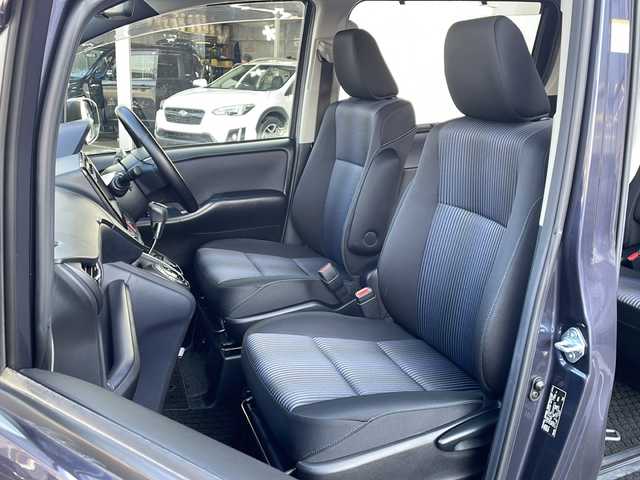 トヨタ ノア Si 道東・釧路十勝 2015(平27)年 7.6万km ダークバイオレットマイカメタリック ・4WD/・ワンオーナー/・寒冷地仕様/・ALPINESDメモリナビ/（BT・CD・DVD・USB・フルセグ・ラジオ）/・社外テレビキャンセラー/・アルパイン10.1インチフリップダウンモニター/・バックカメラ/・片側パワースライドドア/・スマートキー/・プッシュスタート/・MTモード付AT/・ETC/・LEDヘッドライト/・フォグライト/・オートライト/・アイドリングストップ/・純正フロアマット/・ドアバイザー/・純正16インチアルミホイール