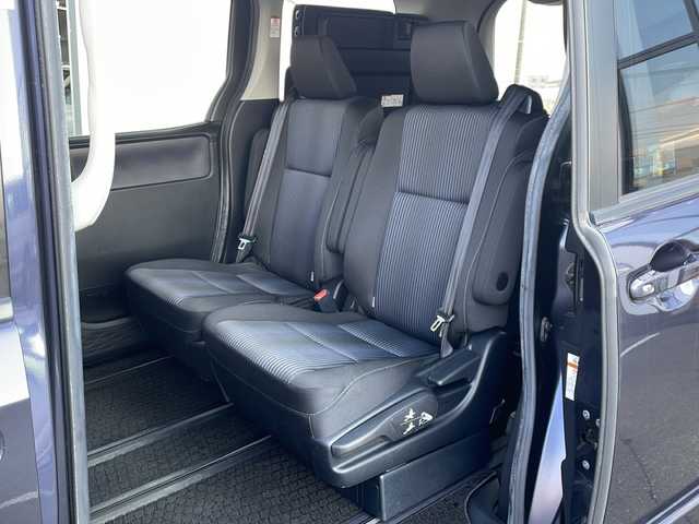 トヨタ ノア Si 道東・釧路十勝 2015(平27)年 7.6万km ダークバイオレットマイカメタリック ・4WD/・ワンオーナー/・寒冷地仕様/・ALPINESDメモリナビ/（BT・CD・DVD・USB・フルセグ・ラジオ）/・社外テレビキャンセラー/・アルパイン10.1インチフリップダウンモニター/・バックカメラ/・片側パワースライドドア/・スマートキー/・プッシュスタート/・MTモード付AT/・ETC/・LEDヘッドライト/・フォグライト/・オートライト/・アイドリングストップ/・純正フロアマット/・ドアバイザー/・純正16インチアルミホイール