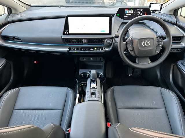 トヨタ プリウス Z 大阪府 2024(令6)年 2.8万km プラチナホワイトパールマイカ ワンオーナー/4WD/純正12.3インチナビ/・フルセグTV/Bluetooth/USBタイプC/・AppleCarPay/AndroidAuto/パノラミックビューモニター（全方位カメラ）/デジタルインナーミラー/前後ドライブレコーダー/純正ビルトインETC2.0/セーフティセンス/・プリクラッシュ/・緊急時操舵支援/・フロントクロストラフィックアラート/・レーンチェンジアシスト/・レーントレーシンングアシスト/・レーンディパーチャーアラート/・レーダークルーズコントロール/・オートマチックハイビーム/・ロードサインアシスト/ブラインドスポットモニター/トヨタチームメイト（アドバントパーク）/レザーシート/メモリー付パワーシート（運転席）/シートヒーター（前席）/シートベンチレーション（前席）/LEDヘッドランプ/革巻きステアリング/ステアリングスイッチ/ステアリングヒーター/オートエアコン/ナノイーX/パワーバックドア/充電用USBタイプC/ワイヤレス充電/AC100/1500W/レーダー探知機(YK-3000)/ガナドールマフラー/プッシュスタート/スマートキー×２/取扱説明書/保証書