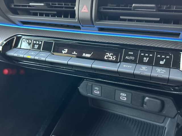 トヨタ プリウス Z 大阪府 2024(令6)年 2.8万km プラチナホワイトパールマイカ ワンオーナー/4WD/純正12.3インチナビ/・フルセグTV/Bluetooth/USBタイプC/・AppleCarPay/AndroidAuto/パノラミックビューモニター（全方位カメラ）/デジタルインナーミラー/前後ドライブレコーダー/純正ビルトインETC2.0/セーフティセンス/・プリクラッシュ/・緊急時操舵支援/・フロントクロストラフィックアラート/・レーンチェンジアシスト/・レーントレーシンングアシスト/・レーンディパーチャーアラート/・レーダークルーズコントロール/・オートマチックハイビーム/・ロードサインアシスト/ブラインドスポットモニター/トヨタチームメイト（アドバントパーク）/レザーシート/メモリー付パワーシート（運転席）/シートヒーター（前席）/シートベンチレーション（前席）/LEDヘッドランプ/革巻きステアリング/ステアリングスイッチ/ステアリングヒーター/オートエアコン/ナノイーX/パワーバックドア/充電用USBタイプC/ワイヤレス充電/AC100/1500W/レーダー探知機(YK-3000)/ガナドールマフラー/プッシュスタート/スマートキー×２/取扱説明書/保証書