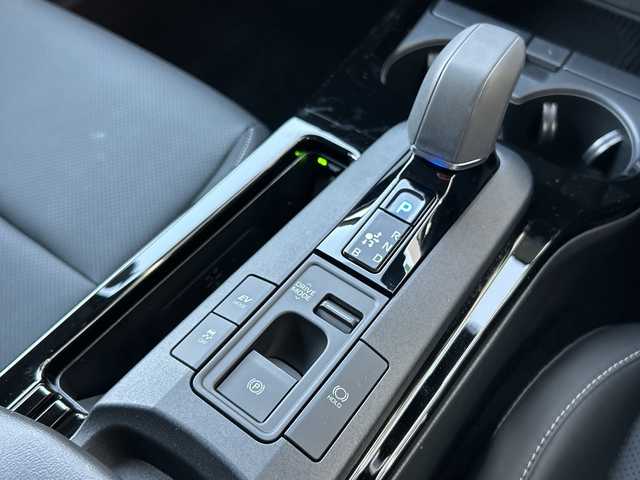 トヨタ プリウス Z 大阪府 2024(令6)年 2.8万km プラチナホワイトパールマイカ ワンオーナー/4WD/純正12.3インチナビ/・フルセグTV/Bluetooth/USBタイプC/・AppleCarPay/AndroidAuto/パノラミックビューモニター（全方位カメラ）/デジタルインナーミラー/前後ドライブレコーダー/純正ビルトインETC2.0/セーフティセンス/・プリクラッシュ/・緊急時操舵支援/・フロントクロストラフィックアラート/・レーンチェンジアシスト/・レーントレーシンングアシスト/・レーンディパーチャーアラート/・レーダークルーズコントロール/・オートマチックハイビーム/・ロードサインアシスト/ブラインドスポットモニター/トヨタチームメイト（アドバントパーク）/レザーシート/メモリー付パワーシート（運転席）/シートヒーター（前席）/シートベンチレーション（前席）/LEDヘッドランプ/革巻きステアリング/ステアリングスイッチ/ステアリングヒーター/オートエアコン/ナノイーX/パワーバックドア/充電用USBタイプC/ワイヤレス充電/AC100/1500W/レーダー探知機(YK-3000)/ガナドールマフラー/プッシュスタート/スマートキー×２/取扱説明書/保証書