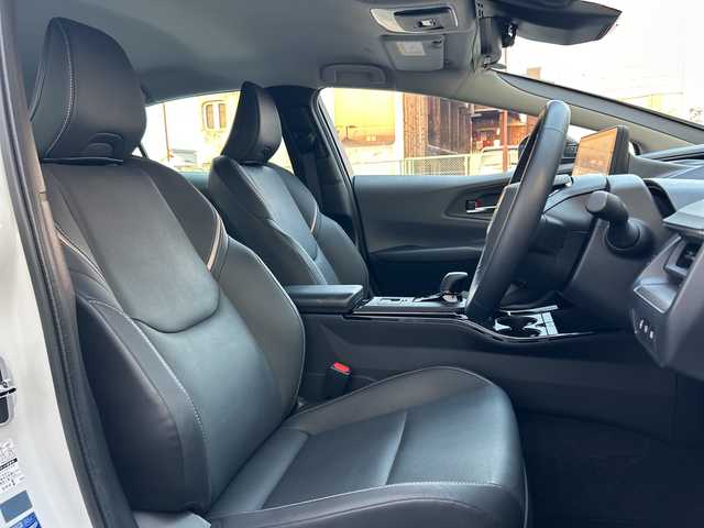 トヨタ プリウス Z 大阪府 2024(令6)年 2.8万km プラチナホワイトパールマイカ ワンオーナー/4WD/純正12.3インチナビ/・フルセグTV/Bluetooth/USBタイプC/・AppleCarPay/AndroidAuto/パノラミックビューモニター（全方位カメラ）/デジタルインナーミラー/前後ドライブレコーダー/純正ビルトインETC2.0/セーフティセンス/・プリクラッシュ/・緊急時操舵支援/・フロントクロストラフィックアラート/・レーンチェンジアシスト/・レーントレーシンングアシスト/・レーンディパーチャーアラート/・レーダークルーズコントロール/・オートマチックハイビーム/・ロードサインアシスト/ブラインドスポットモニター/トヨタチームメイト（アドバントパーク）/レザーシート/メモリー付パワーシート（運転席）/シートヒーター（前席）/シートベンチレーション（前席）/LEDヘッドランプ/革巻きステアリング/ステアリングスイッチ/ステアリングヒーター/オートエアコン/ナノイーX/パワーバックドア/充電用USBタイプC/ワイヤレス充電/AC100/1500W/レーダー探知機(YK-3000)/ガナドールマフラー/プッシュスタート/スマートキー×２/取扱説明書/保証書