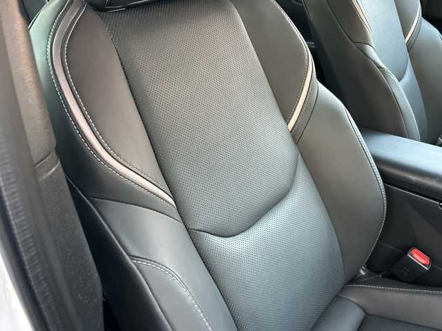 トヨタ プリウス Z 大阪府 2024(令6)年 2.8万km プラチナホワイトパールマイカ ワンオーナー/4WD/純正12.3インチナビ/・フルセグTV/Bluetooth/USBタイプC/・AppleCarPay/AndroidAuto/パノラミックビューモニター（全方位カメラ）/デジタルインナーミラー/前後ドライブレコーダー/純正ビルトインETC2.0/セーフティセンス/・プリクラッシュ/・緊急時操舵支援/・フロントクロストラフィックアラート/・レーンチェンジアシスト/・レーントレーシンングアシスト/・レーンディパーチャーアラート/・レーダークルーズコントロール/・オートマチックハイビーム/・ロードサインアシスト/ブラインドスポットモニター/トヨタチームメイト（アドバントパーク）/レザーシート/メモリー付パワーシート（運転席）/シートヒーター（前席）/シートベンチレーション（前席）/LEDヘッドランプ/革巻きステアリング/ステアリングスイッチ/ステアリングヒーター/オートエアコン/ナノイーX/パワーバックドア/充電用USBタイプC/ワイヤレス充電/AC100/1500W/レーダー探知機(YK-3000)/ガナドールマフラー/プッシュスタート/スマートキー×２/取扱説明書/保証書