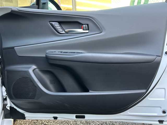 トヨタ プリウス Z 大阪府 2024(令6)年 2.8万km プラチナホワイトパールマイカ ワンオーナー/4WD/純正12.3インチナビ/・フルセグTV/Bluetooth/USBタイプC/・AppleCarPay/AndroidAuto/パノラミックビューモニター（全方位カメラ）/デジタルインナーミラー/前後ドライブレコーダー/純正ビルトインETC2.0/セーフティセンス/・プリクラッシュ/・緊急時操舵支援/・フロントクロストラフィックアラート/・レーンチェンジアシスト/・レーントレーシンングアシスト/・レーンディパーチャーアラート/・レーダークルーズコントロール/・オートマチックハイビーム/・ロードサインアシスト/ブラインドスポットモニター/トヨタチームメイト（アドバントパーク）/レザーシート/メモリー付パワーシート（運転席）/シートヒーター（前席）/シートベンチレーション（前席）/LEDヘッドランプ/革巻きステアリング/ステアリングスイッチ/ステアリングヒーター/オートエアコン/ナノイーX/パワーバックドア/充電用USBタイプC/ワイヤレス充電/AC100/1500W/レーダー探知機(YK-3000)/ガナドールマフラー/プッシュスタート/スマートキー×２/取扱説明書/保証書