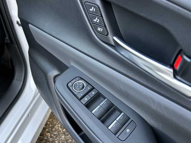 トヨタ プリウス Z 大阪府 2024(令6)年 2.8万km プラチナホワイトパールマイカ ワンオーナー/4WD/純正12.3インチナビ/・フルセグTV/Bluetooth/USBタイプC/・AppleCarPay/AndroidAuto/パノラミックビューモニター（全方位カメラ）/デジタルインナーミラー/前後ドライブレコーダー/純正ビルトインETC2.0/セーフティセンス/・プリクラッシュ/・緊急時操舵支援/・フロントクロストラフィックアラート/・レーンチェンジアシスト/・レーントレーシンングアシスト/・レーンディパーチャーアラート/・レーダークルーズコントロール/・オートマチックハイビーム/・ロードサインアシスト/ブラインドスポットモニター/トヨタチームメイト（アドバントパーク）/レザーシート/メモリー付パワーシート（運転席）/シートヒーター（前席）/シートベンチレーション（前席）/LEDヘッドランプ/革巻きステアリング/ステアリングスイッチ/ステアリングヒーター/オートエアコン/ナノイーX/パワーバックドア/充電用USBタイプC/ワイヤレス充電/AC100/1500W/レーダー探知機(YK-3000)/ガナドールマフラー/プッシュスタート/スマートキー×２/取扱説明書/保証書