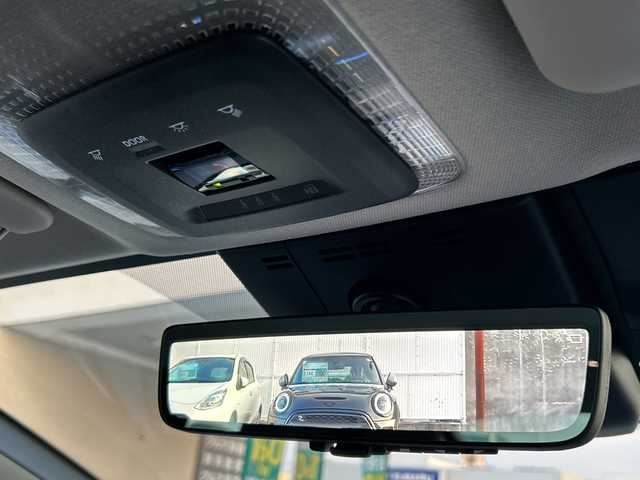 トヨタ プリウス Z 大阪府 2024(令6)年 2.8万km プラチナホワイトパールマイカ ワンオーナー/4WD/純正12.3インチナビ/・フルセグTV/Bluetooth/USBタイプC/・AppleCarPay/AndroidAuto/パノラミックビューモニター（全方位カメラ）/デジタルインナーミラー/前後ドライブレコーダー/純正ビルトインETC2.0/セーフティセンス/・プリクラッシュ/・緊急時操舵支援/・フロントクロストラフィックアラート/・レーンチェンジアシスト/・レーントレーシンングアシスト/・レーンディパーチャーアラート/・レーダークルーズコントロール/・オートマチックハイビーム/・ロードサインアシスト/ブラインドスポットモニター/トヨタチームメイト（アドバントパーク）/レザーシート/メモリー付パワーシート（運転席）/シートヒーター（前席）/シートベンチレーション（前席）/LEDヘッドランプ/革巻きステアリング/ステアリングスイッチ/ステアリングヒーター/オートエアコン/ナノイーX/パワーバックドア/充電用USBタイプC/ワイヤレス充電/AC100/1500W/レーダー探知機(YK-3000)/ガナドールマフラー/プッシュスタート/スマートキー×２/取扱説明書/保証書