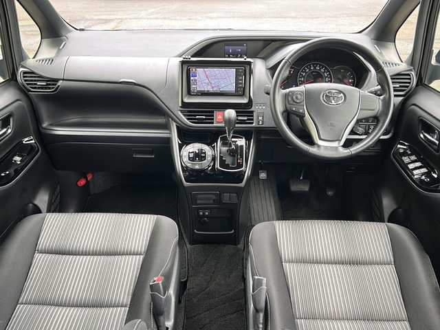 トヨタ ヴォクシー ZS 煌Ⅱ 道北・旭川 2019(平31)年 6.3万km ブラック 4WD/7人乗車/社外メモリナビCN-RE05WD/・フルセグTV/DVD/CD/Bluetooth/両側パワースライドドア/バックカメラ/社外フリップダウンモニター/ETC/トヨタセーフティセンス/・プリクラッシュセーフティシステム/・レーンディパーチャーアラート/・オートマチックハイビーム/・先行車発進告知機能/革巻ステアリング/横滑り防止/スマートキー/ドライブレコーダー/ウィンカーミラー/保証書/取説