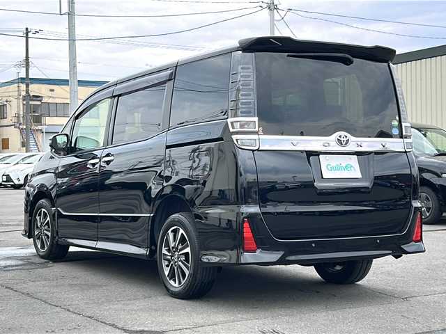 トヨタ ヴォクシー ZS 煌Ⅱ 道北・旭川 2019(平31)年 6.3万km ブラック 4WD/7人乗車/社外メモリナビCN-RE05WD/・フルセグTV/DVD/CD/Bluetooth/両側パワースライドドア/バックカメラ/社外フリップダウンモニター/ETC/トヨタセーフティセンス/・プリクラッシュセーフティシステム/・レーンディパーチャーアラート/・オートマチックハイビーム/・先行車発進告知機能/革巻ステアリング/横滑り防止/スマートキー/ドライブレコーダー/ウィンカーミラー/保証書/取説