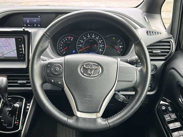 トヨタ ヴォクシー ZS 煌Ⅱ 道北・旭川 2019(平31)年 6.3万km ブラック 4WD/7人乗車/社外メモリナビCN-RE05WD/・フルセグTV/DVD/CD/Bluetooth/両側パワースライドドア/バックカメラ/社外フリップダウンモニター/ETC/トヨタセーフティセンス/・プリクラッシュセーフティシステム/・レーンディパーチャーアラート/・オートマチックハイビーム/・先行車発進告知機能/革巻ステアリング/横滑り防止/スマートキー/ドライブレコーダー/ウィンカーミラー/保証書/取説
