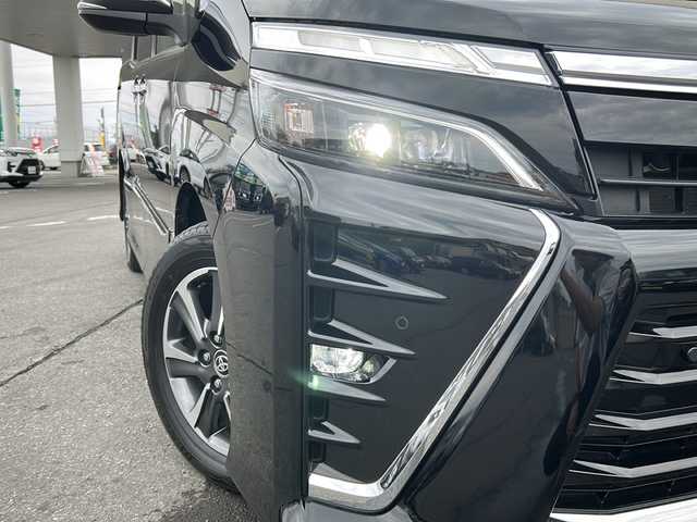 トヨタ ヴォクシー ZS 煌Ⅱ 道北・旭川 2019(平31)年 6.3万km ブラック 4WD/7人乗車/社外メモリナビCN-RE05WD/・フルセグTV/DVD/CD/Bluetooth/両側パワースライドドア/バックカメラ/社外フリップダウンモニター/ETC/トヨタセーフティセンス/・プリクラッシュセーフティシステム/・レーンディパーチャーアラート/・オートマチックハイビーム/・先行車発進告知機能/革巻ステアリング/横滑り防止/スマートキー/ドライブレコーダー/ウィンカーミラー/保証書/取説