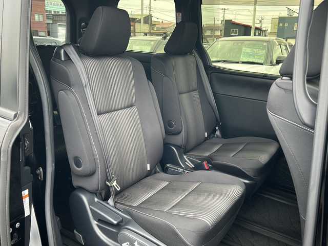 トヨタ ヴォクシー ZS 煌Ⅱ 道北・旭川 2019(平31)年 6.3万km ブラック 4WD/7人乗車/社外メモリナビCN-RE05WD/・フルセグTV/DVD/CD/Bluetooth/両側パワースライドドア/バックカメラ/社外フリップダウンモニター/ETC/トヨタセーフティセンス/・プリクラッシュセーフティシステム/・レーンディパーチャーアラート/・オートマチックハイビーム/・先行車発進告知機能/革巻ステアリング/横滑り防止/スマートキー/ドライブレコーダー/ウィンカーミラー/保証書/取説