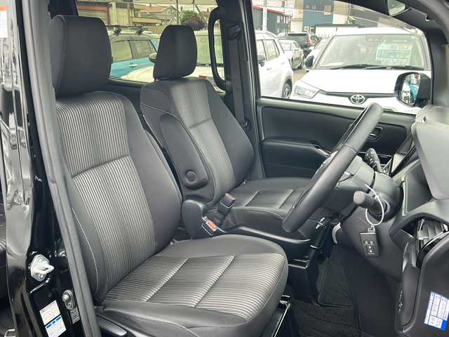 トヨタ ヴォクシー ZS 煌Ⅱ 道北・旭川 2019(平31)年 6.3万km ブラック 4WD/7人乗車/社外メモリナビCN-RE05WD/・フルセグTV/DVD/CD/Bluetooth/両側パワースライドドア/バックカメラ/社外フリップダウンモニター/ETC/トヨタセーフティセンス/・プリクラッシュセーフティシステム/・レーンディパーチャーアラート/・オートマチックハイビーム/・先行車発進告知機能/革巻ステアリング/横滑り防止/スマートキー/ドライブレコーダー/ウィンカーミラー/保証書/取説