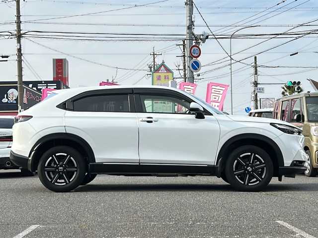 ホンダ ヴェゼル ハイブリッド e:HEV X 愛知県 2022(令4)年 0.6万km プラチナホワイトパール /禁煙車/ワンオーナー/ディーラー整備記録簿R4.5.6//9インチフローティングナビ/フルセグ/BT/USB//CD/DVD/SD/MSV//バックカメラ/前後ドラレコ/ETC//CMBS/ACC/LKAS/RSA//先行車発信告知/誤発進抑制/路外逸脱抑制//ステアリングスイッチ/パドルシフト//純正LEDオートライト/オートハイビーム//純正LEDフォグランプ//電動パーキングブレーキ//電動格納ウインカーミラー//前後クリソナ//ダウンヒルアシストコントロール//W＋サイドエアバック//カーテンエアバック//トノカバー/ドアバイザー/フロアマット//AW付きスタッドレスタイヤ4本積載//新車時保証書//取扱説明書//スペアキー有