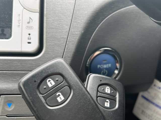 トヨタ プリウス S 石川県 2012(平24)年 5.4万km ホワイトパールクリスタルシャイン 純正ＳＤナビ〔ＮＳＣＰ－Ｗ６２〕/（Ｂｌｕｅｔｏｏｔｈ／ＣＤ／ＳＤ／ＡＵＸ／ワンセグ）/ＥＴＣ/バックカメラ/前後ドラレコ/オートライト/スマートキー/プッシュスタート/ＨＩＤヘッドライト/フォグランプ/ステアリングリモコン