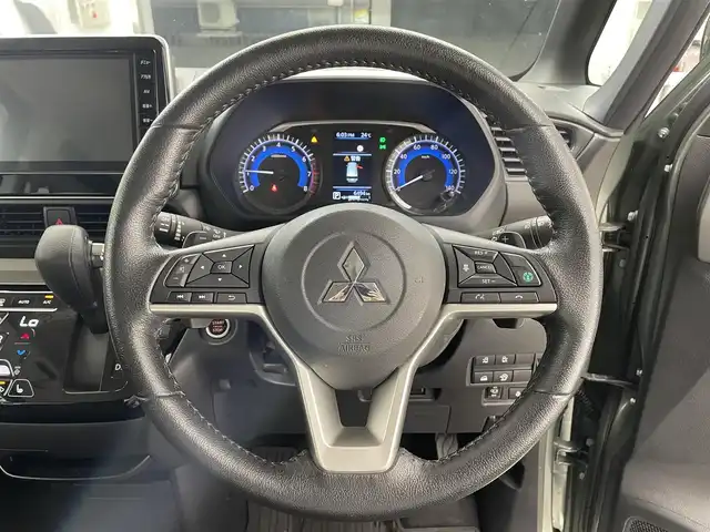 三菱 デリカミニ T プレミアム 滋賀県 2023(令5)年 0.7万km 緑Ⅱ 純正9インチディスプレイオーディオ/【Bluetooth.Applecarplay.HDMI】/全方位カメラ/衝突軽減ブレーキ/マイパイロット/デジタルインナーミラー/両側電動スライドドア/ハーフレザーシート/パドルシフト/前席シートヒーター/ステアリングヒーター/電子パーキング/オートブレーキホールド/オートライト/オートハイビーム/LEDヘッドライト/ETC/ステアリングスイッチ/スマートキー/スペアキー