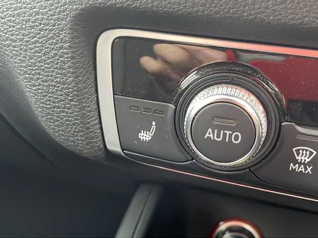 アウディ Ｓ３ セダン 岐阜県 2014(平26)年 8.7万km シルバー 純正ナビ/前席シートヒーター/前席パワーシート/黒革シート/クルーズコントロール/アイドリングストップ/電子パーキング/プッシュスタート/パドルシフト