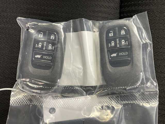 ホンダ ステップワゴン スパーダ eHEV 岐阜県 2025(令7)年 0.1千km プラチナホワイトパール 純正ナビ/(Bluetooth.CD.DVD.フルセグTV)/追従型クルーズコントロール/レーンキープアシスト/横滑り防止/衝突軽減ブレーキ/両側パワースライドドア/パワーバックドア/LEDヘッドライト/オートライト/オートマチックハイビーム/シートヒーター/パドルシフト/バックカメラ/電動格納ミラー/革巻きステアリング