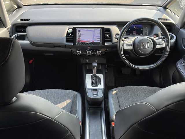 ホンダ フィット e:HEVホーム 道東・釧路十勝 2021(令3)年 2.6万km プラチナホワイトパール 4WD/純正８インチSDナビ　/(フルセグTV/ＤＶＤ再生/Ｂｌｕｅｔｏｏｔｈ接続)　/ＥＴＣ　/バックカメラ　/渋滞追従機能付アダプティブ・クルーズ・コントロール/前後コーナーセンサー　/レーンアシスト　/衝突軽減ブレーキ/横滑り防止装置/アイドリングストップ　/スマートキー/プッシュスタート　/純正ＬＥＤヘッドライト/純正フロアマット
