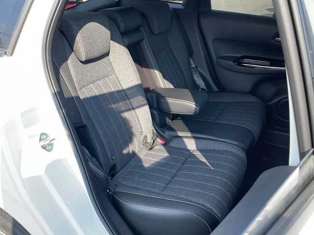 ホンダ フィット e:HEVホーム 道東・釧路十勝 2021(令3)年 2.6万km プラチナホワイトパール 4WD/純正８インチSDナビ　/(フルセグTV/ＤＶＤ再生/Ｂｌｕｅｔｏｏｔｈ接続)　/ＥＴＣ　/バックカメラ　/渋滞追従機能付アダプティブ・クルーズ・コントロール/前後コーナーセンサー　/レーンアシスト　/衝突軽減ブレーキ/横滑り防止装置/アイドリングストップ　/スマートキー/プッシュスタート　/純正ＬＥＤヘッドライト/純正フロアマット