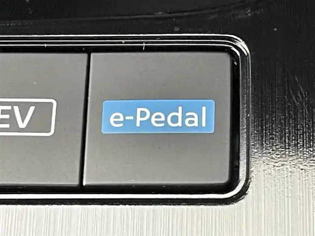 日産 エクストレイル X e－4ORCE 道央・札幌 2024(令6)年 0.1万km ブリリアントホワイトパール/スーパーブラック 2トーン ・４WD/・日産コネクトナビ/・Bluetooth／フルセグ／HDMI/ USB/・アラウンドビューモニター/・インテリジェントルームミラー/・純正ビルトインETC2.0/・プロパイロット/・エマージェンシーブレーキ/・インテリジェントクルーズコントロール/・オートハイビーム/・e-Pedal/・EVモード/・前後コーナーセンサー/・運転席パワーシート/・前席シートヒーター/・純正AW18インチ/・LEDヘッドライト/・スマートキー/・プッシュスタート