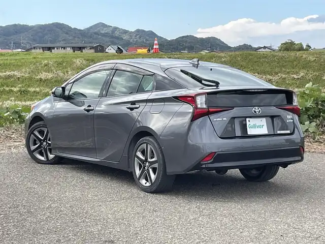 トヨタ プリウス A ツーリングセレクション 新潟県 2020(令2)年 5.4万km グレーメタリック 4WD/純正SDナビ(NSZT-W68T)/CD/DVD/BT/フルセグテレビ/バックカメラ/ETC2.0/ドライブレコーダー/衝突被害軽減ブレーキ/レーンキープアシスト/クルーズコントロール/革シート/シートヒーター /運転席パワーシート/コーナーセンサー/ステアリングスイッチ/スマートキー/プッシュスタート/LEDヘッドライト/オートライト/オートハイビーム/フォグランプ/純正17インチアルミホイール/社外17インチAW冬タイヤ車載