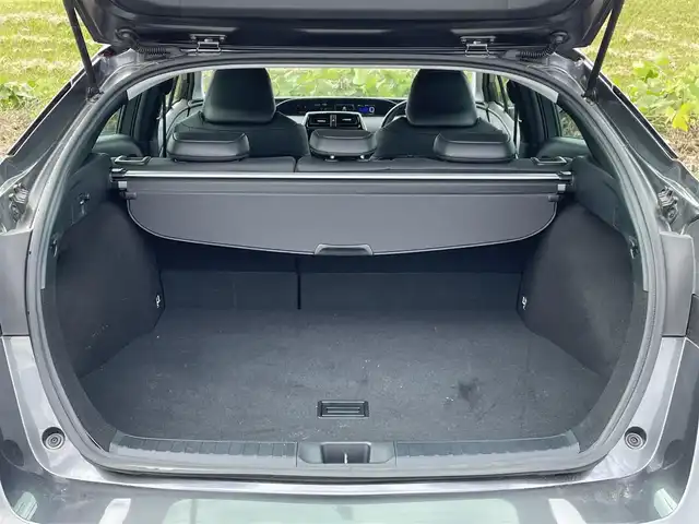 トヨタ プリウス A ツーリングセレクション 新潟県 2020(令2)年 5.4万km グレーメタリック 4WD/純正SDナビ(NSZT-W68T)/CD/DVD/BT/フルセグテレビ/バックカメラ/ETC2.0/ドライブレコーダー/衝突被害軽減ブレーキ/レーンキープアシスト/クルーズコントロール/革シート/シートヒーター /運転席パワーシート/コーナーセンサー/ステアリングスイッチ/スマートキー/プッシュスタート/LEDヘッドライト/オートライト/オートハイビーム/フォグランプ/純正17インチアルミホイール/社外17インチAW冬タイヤ車載