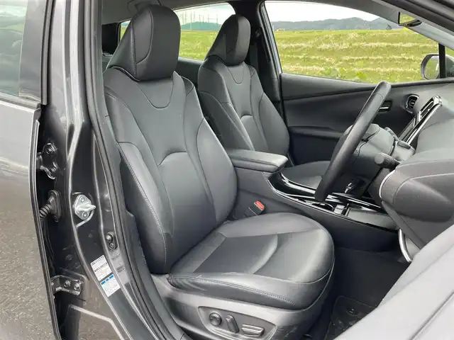 トヨタ プリウス A ツーリングセレクション 新潟県 2020(令2)年 5.4万km グレーメタリック 4WD/純正SDナビ(NSZT-W68T)/CD/DVD/BT/フルセグテレビ/バックカメラ/ETC2.0/ドライブレコーダー/衝突被害軽減ブレーキ/レーンキープアシスト/クルーズコントロール/革シート/シートヒーター /運転席パワーシート/コーナーセンサー/ステアリングスイッチ/スマートキー/プッシュスタート/LEDヘッドライト/オートライト/オートハイビーム/フォグランプ/純正17インチアルミホイール/社外17インチAW冬タイヤ車載