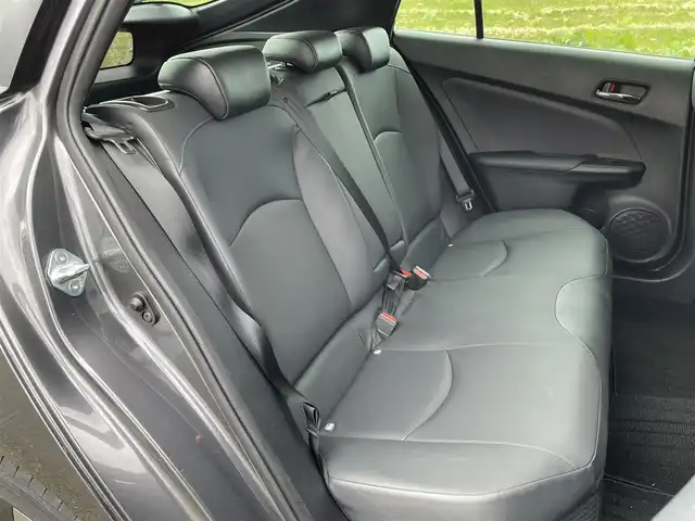 トヨタ プリウス A ツーリングセレクション 新潟県 2020(令2)年 5.4万km グレーメタリック 4WD/純正SDナビ(NSZT-W68T)/CD/DVD/BT/フルセグテレビ/バックカメラ/ETC2.0/ドライブレコーダー/衝突被害軽減ブレーキ/レーンキープアシスト/クルーズコントロール/革シート/シートヒーター /運転席パワーシート/コーナーセンサー/ステアリングスイッチ/スマートキー/プッシュスタート/LEDヘッドライト/オートライト/オートハイビーム/フォグランプ/純正17インチアルミホイール/社外17インチAW冬タイヤ車載