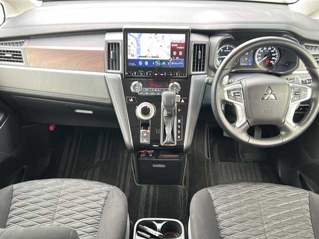 三菱 デリカＤ：５ P 岐阜県 2021(令3)年 3.3万km ウォームホワイトパール 登録時走行距離32590km/純正10.1型ナビ/全方位モニター/フルセグテレビ/後席フリップダウンモニター/シートヒーター/ステアリングヒーター/パワーシート/両側パワースライドドア/オートステップ/パドルシフト/スマートキー/プッシュスタート/USB接続/ETC/Bluetooth接続/クルーズコントロール/社外フロアマット/純正アルミホイール/LEDヘッドライト/オートライト/レーンキープアシスト