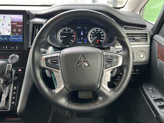 三菱 デリカＤ：５ P 岐阜県 2021(令3)年 3.3万km ウォームホワイトパール 登録時走行距離32590km/純正10.1型ナビ/全方位モニター/フルセグテレビ/後席フリップダウンモニター/シートヒーター/ステアリングヒーター/パワーシート/両側パワースライドドア/オートステップ/パドルシフト/スマートキー/プッシュスタート/USB接続/ETC/Bluetooth接続/クルーズコントロール/社外フロアマット/純正アルミホイール/LEDヘッドライト/オートライト/レーンキープアシスト