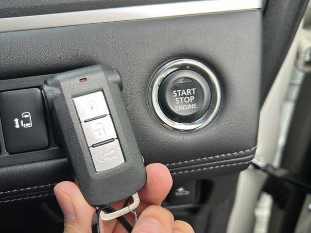 三菱 デリカＤ：５ P 岐阜県 2021(令3)年 3.3万km ウォームホワイトパール 登録時走行距離32590km/純正10.1型ナビ/全方位モニター/フルセグテレビ/後席フリップダウンモニター/シートヒーター/ステアリングヒーター/パワーシート/両側パワースライドドア/オートステップ/パドルシフト/スマートキー/プッシュスタート/USB接続/ETC/Bluetooth接続/クルーズコントロール/社外フロアマット/純正アルミホイール/LEDヘッドライト/オートライト/レーンキープアシスト