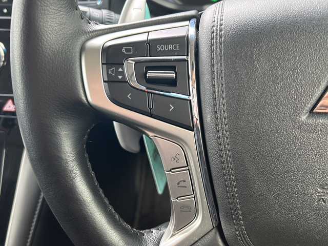 三菱 デリカＤ：５ P 岐阜県 2021(令3)年 3.3万km ウォームホワイトパール 登録時走行距離32590km/純正10.1型ナビ/全方位モニター/フルセグテレビ/後席フリップダウンモニター/シートヒーター/ステアリングヒーター/パワーシート/両側パワースライドドア/オートステップ/パドルシフト/スマートキー/プッシュスタート/USB接続/ETC/Bluetooth接続/クルーズコントロール/社外フロアマット/純正アルミホイール/LEDヘッドライト/オートライト/レーンキープアシスト