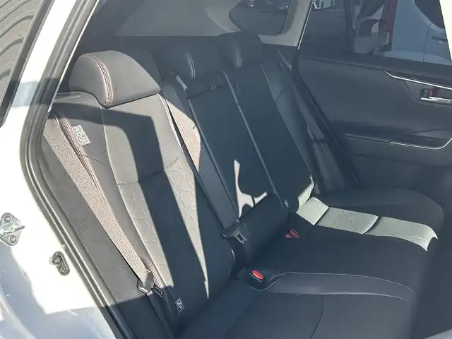 トヨタ ＲＡＶ４ HV アドベンチャー オフロードPKGⅡ 福岡県 2023(令5)年 1.7万km スーパーホワイトⅡ トヨタセーフティセンス/PCS/LTA/PKSB/RCTA/クリアランスソナー/純正10.5インチディスプレイオーディオナビ/フルセグ/BT/AM/FM/Miracast/パノラミックビューモニター/BSM/ハンズフリーパワーバックドア/レーダークルーズコントロール/前席シートヒーター/ベンチレーション/D席メモリー付パワーシート/ステアリングヒーター/オートハイビーム/LEDオートライト/フォグランプ/ビルトインETC2.0/電動パーキング/ブレーキホールド/ルーフレール/革巻きステアリング/純正AW/テレビキャンセラー/スペアキー1本