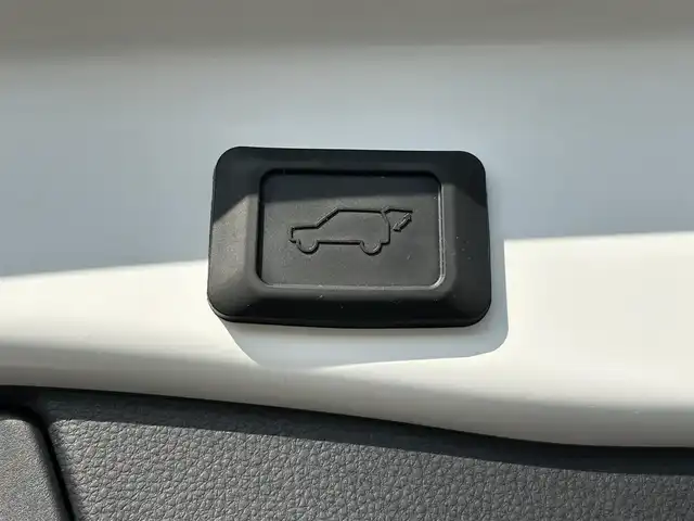 トヨタ ＲＡＶ４ HV アドベンチャー オフロードPKGⅡ 福岡県 2023(令5)年 1.7万km スーパーホワイトⅡ トヨタセーフティセンス/PCS/LTA/PKSB/RCTA/クリアランスソナー/純正10.5インチディスプレイオーディオナビ/フルセグ/BT/AM/FM/Miracast/パノラミックビューモニター/BSM/ハンズフリーパワーバックドア/レーダークルーズコントロール/前席シートヒーター/ベンチレーション/D席メモリー付パワーシート/ステアリングヒーター/オートハイビーム/LEDオートライト/フォグランプ/ビルトインETC2.0/電動パーキング/ブレーキホールド/ルーフレール/革巻きステアリング/純正AW/テレビキャンセラー/スペアキー1本