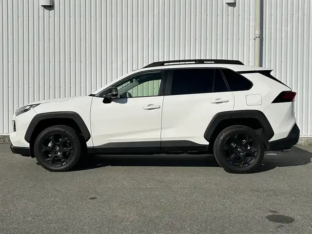 トヨタ ＲＡＶ４ HV アドベンチャー オフロードPKGⅡ 福岡県 2023(令5)年 1.7万km スーパーホワイトⅡ トヨタセーフティセンス/PCS/LTA/PKSB/RCTA/クリアランスソナー/純正10.5インチディスプレイオーディオナビ/フルセグ/BT/AM/FM/Miracast/パノラミックビューモニター/BSM/ハンズフリーパワーバックドア/レーダークルーズコントロール/前席シートヒーター/ベンチレーション/D席メモリー付パワーシート/ステアリングヒーター/オートハイビーム/LEDオートライト/フォグランプ/ビルトインETC2.0/電動パーキング/ブレーキホールド/ルーフレール/革巻きステアリング/純正AW/テレビキャンセラー/スペアキー1本