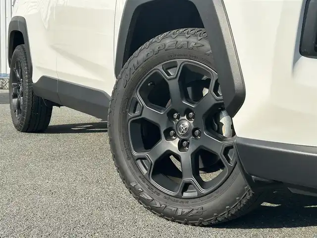 トヨタ ＲＡＶ４ HV アドベンチャー オフロードPKGⅡ 福岡県 2023(令5)年 1.7万km スーパーホワイトⅡ トヨタセーフティセンス/PCS/LTA/PKSB/RCTA/クリアランスソナー/純正10.5インチディスプレイオーディオナビ/フルセグ/BT/AM/FM/Miracast/パノラミックビューモニター/BSM/ハンズフリーパワーバックドア/レーダークルーズコントロール/前席シートヒーター/ベンチレーション/D席メモリー付パワーシート/ステアリングヒーター/オートハイビーム/LEDオートライト/フォグランプ/ビルトインETC2.0/電動パーキング/ブレーキホールド/ルーフレール/革巻きステアリング/純正AW/テレビキャンセラー/スペアキー1本