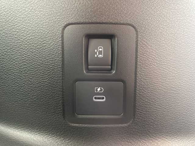 日産 セレナ e－パワー ハイウェイスター V 広島県 2025(令7)年 0.1千km ダイヤモンドブラック 登録済未使用車/登録時71ｋｍ/寒冷地仕様/・シートヒーター/・ステアリングヒーター/AC100V1500W電源/エマージェンシーブレーキ/車線逸脱警報/プロパイロット/ふらつき警報/踏み間違え防止/標識認識/先行車発進告知/コーナーセンサー/BSW/インテリジェントルームミラー/純正コネクティッドナビ/・フルセグ/Bluetooth/スマホ連携/HDMI/アラウンドビューモニター/ドライブレコーダー/ワイヤレス充電/ハンズフリー両側パワースライドドア/革巻きステアリング/LEDヘッドライト/フォグランプ/オートライト/電動パーキングブレーキ/オートホールド/スマートキー/プッシュスタート/スペアキー/ETC２．０/純正１６インチアルミホイール