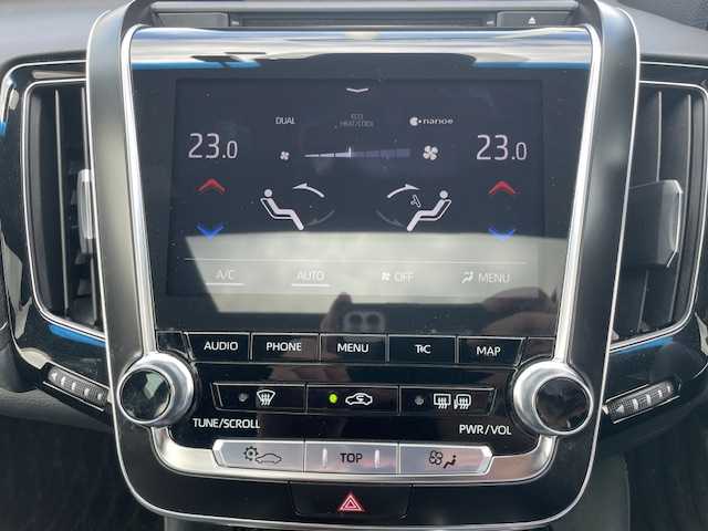 トヨタ クラウン ハイブリッド RS アドバンス 三重県 2018(平30)年 7.3万km ホワイトパールクリスタルシャイン メーカーオプション/・ムーンルーフ/・デジタルインナーミラー/・電動サンシェード/セーフティセンス/・レーントレーシングアシスト/・レーダークルーズコントロール/・プリクラッシュセーフティ/・アダプティブハイビーム/・ロードサインアシスト/・先行車発進告知機能/ブライドスポットモニター/リアクロストラフィックオートブレーキ/リアクロストラフィックアラート/1オーナー/純正SDナビ/フルセグTV/【CD/DVD/BD/SD/BT/Miracast/USB/AUX】/バックカメラ/ビルトインETC/ドライブレコーダー/パドルシフト/カラーヘッドアップディスプレイ/ハーフレザーシート/D/N席パワーシート/D/N席シートヒーター/ステアリングヒーター/オートライト/三眼LEDヘッドランプ/デイライト/シーケンシャルターンランプ/フロントフォグランプ/225/45R18インチ純正スパッタリングAW/プッシュスタート/スマートキー/カードキー/純正フロアマット