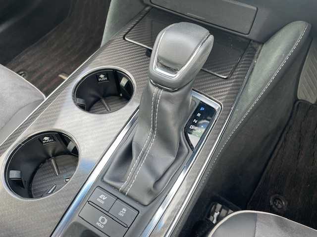 トヨタ クラウン ハイブリッド RS アドバンス 三重県 2018(平30)年 7.3万km ホワイトパールクリスタルシャイン メーカーオプション/・ムーンルーフ/・デジタルインナーミラー/・電動サンシェード/セーフティセンス/・レーントレーシングアシスト/・レーダークルーズコントロール/・プリクラッシュセーフティ/・アダプティブハイビーム/・ロードサインアシスト/・先行車発進告知機能/ブライドスポットモニター/リアクロストラフィックオートブレーキ/リアクロストラフィックアラート/1オーナー/純正SDナビ/フルセグTV/【CD/DVD/BD/SD/BT/Miracast/USB/AUX】/バックカメラ/ビルトインETC/ドライブレコーダー/パドルシフト/カラーヘッドアップディスプレイ/ハーフレザーシート/D/N席パワーシート/D/N席シートヒーター/ステアリングヒーター/オートライト/三眼LEDヘッドランプ/デイライト/シーケンシャルターンランプ/フロントフォグランプ/225/45R18インチ純正スパッタリングAW/プッシュスタート/スマートキー/カードキー/純正フロアマット